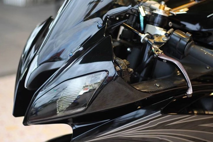 Yamaha r6 hung thần xa lộ đầy cuốn hút với tone màu black-siver