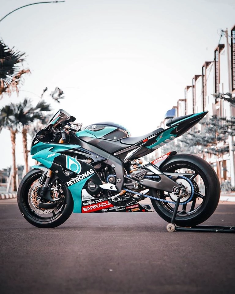 Yamaha r6 thoát xác ngoạn mục trong diện mạo petronas