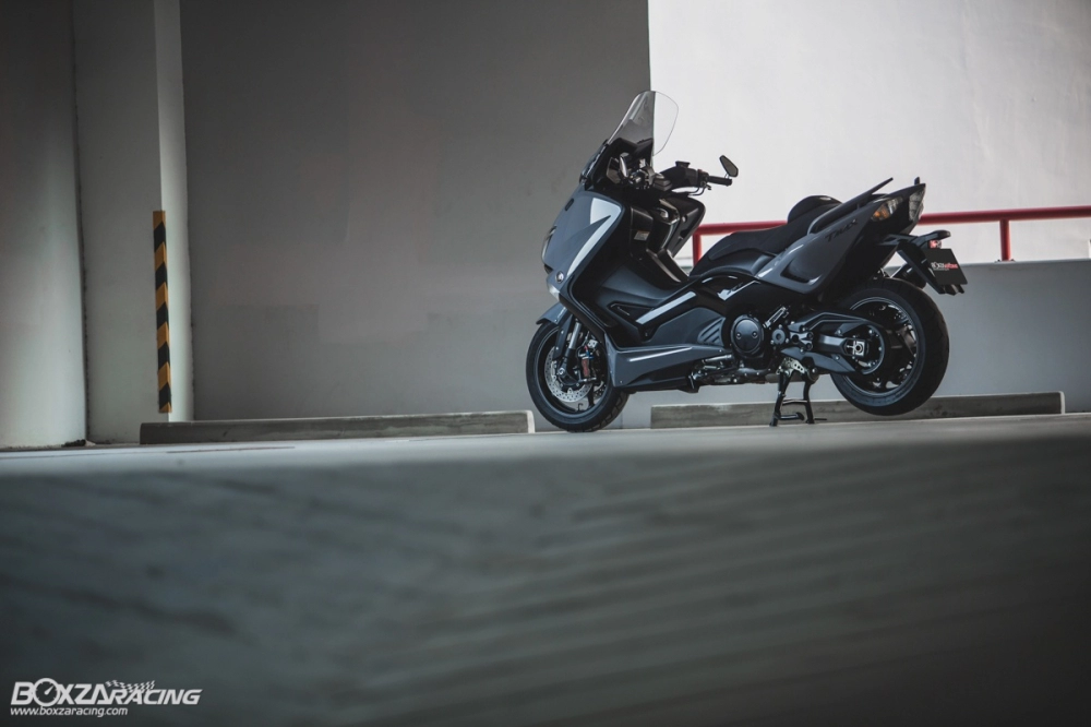 Yamaha tmax độ chất chơi tạo dáng dưới garage