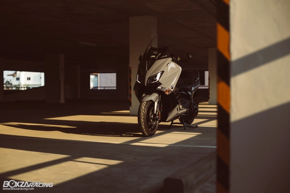 Yamaha tmax độ chất chơi tạo dáng dưới garage