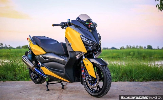 Yamaha x-max300 đầy nổi bật bên tông màu yellow sporty