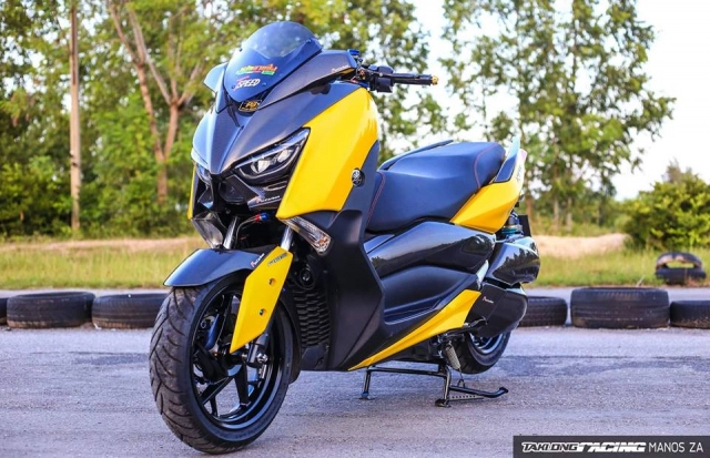 Yamaha x-max300 đầy nổi bật bên tông màu yellow sporty