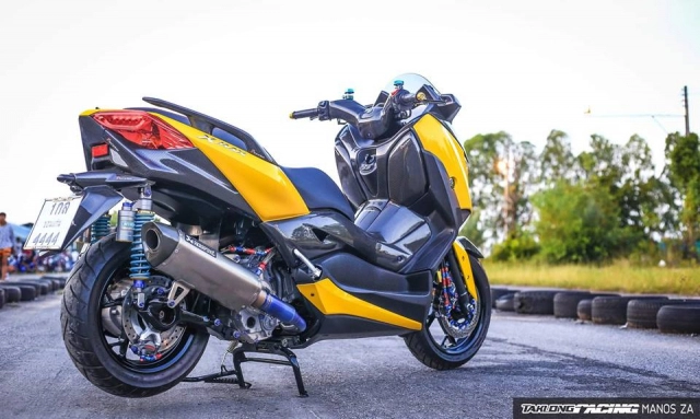 Yamaha x-max300 đầy nổi bật bên tông màu yellow sporty