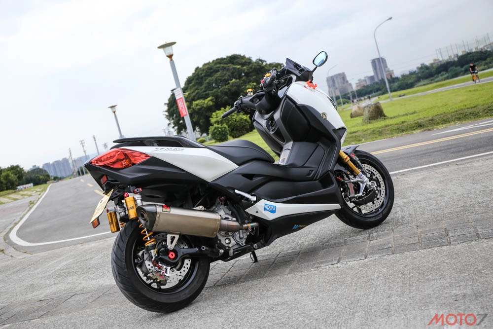 Yamaha x-max300 độ chất lừ của một biker đến từ đài loan