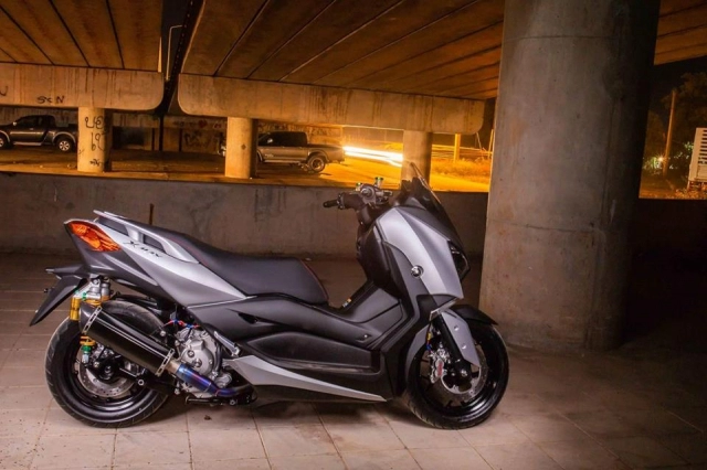 Yamaha x-max300 độ vẻ đẹp huyền ảo dưới tầng hầm tối đen