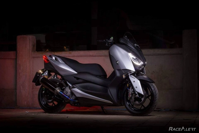 Yamaha x-max300 độ vẻ đẹp huyền ảo dưới tầng hầm tối đen