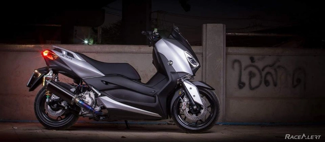 Yamaha x-max300 độ vẻ đẹp huyền ảo dưới tầng hầm tối đen