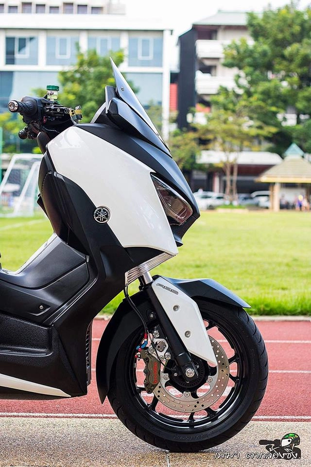Yamaha x-max300 khoe dáng đẹp mê ly bên sân vận động