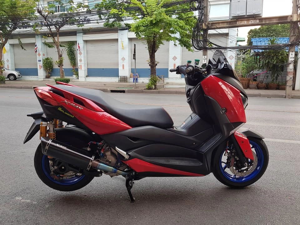 Yamaha xmax 300 độ ấn tượng với gam màu nổi loạn