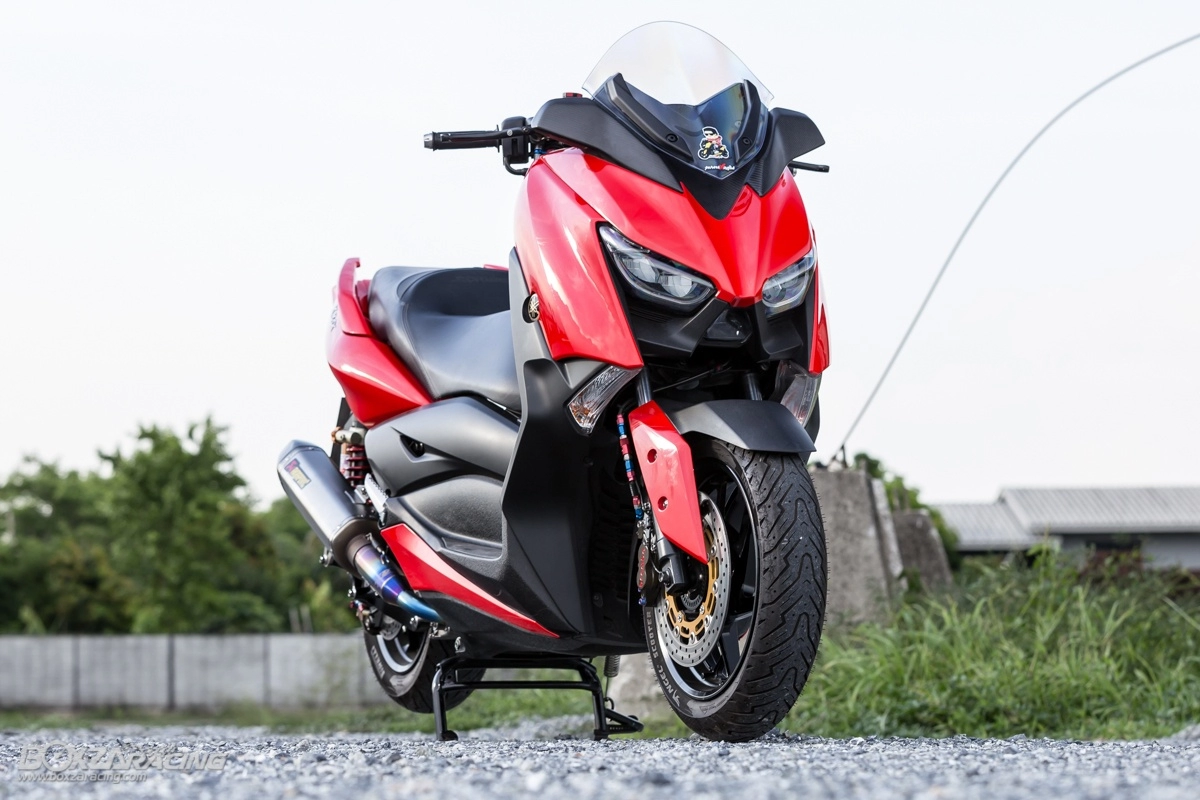 Yamaha xmax 300 độ hoàn thiện với tông màu đỏ nổi bật