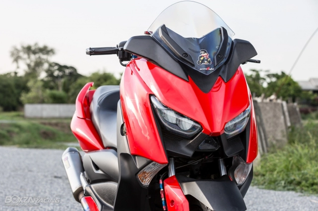 Yamaha xmax 300 độ hoàn thiện với tông màu đỏ nổi bật