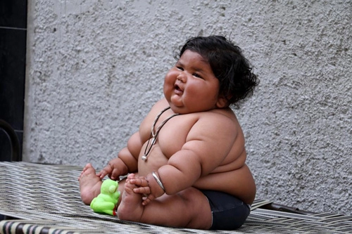 Ăn gấp 4 lần bình thường bé gái nặng 17kg khi mới 8 tháng tuổi