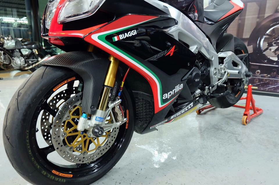 Aprilia rsv4- ngắm nhìn vẻ đẹp từ siêu xe công nghệ ý