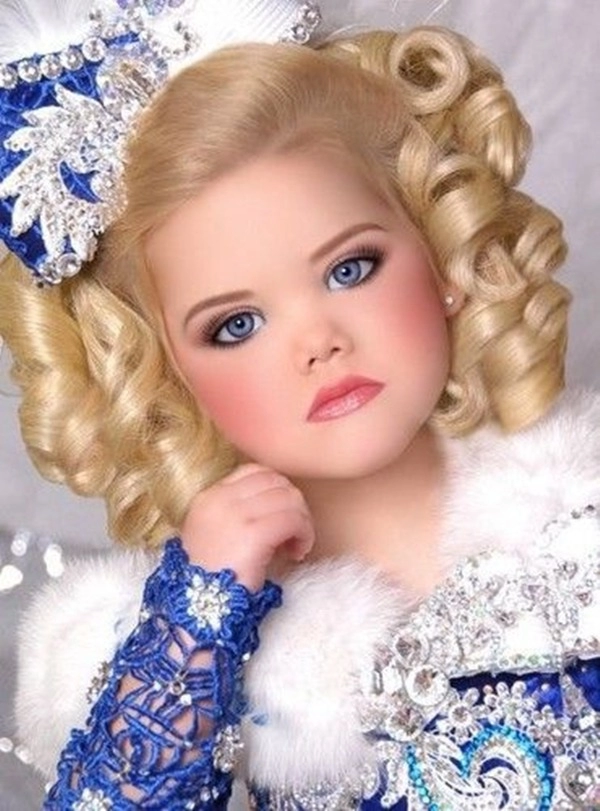Bé gái 6 tuổi được mẹ cho tiêm botox 3 thánglần thi hoa hậu 10 năm sau nhận không ra