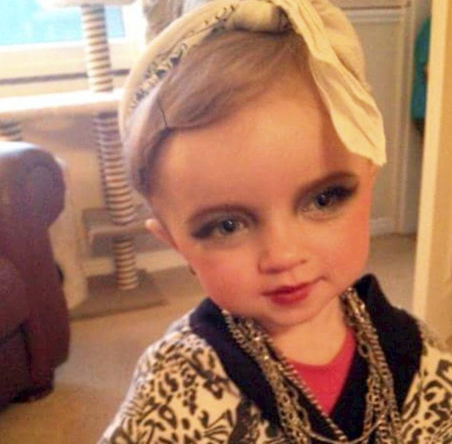 Bé gái 7 tuổi được mẹ nhuộm da cho trang điểm mỗi ngày lớn khác lạ sau 4 năm