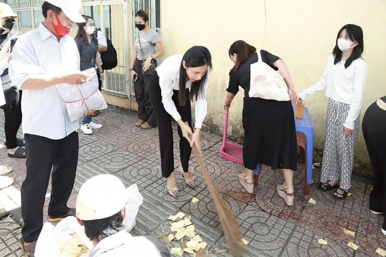 beck-vic việt nam đi tây tạng ngắm tuyết công vinh đeo đồng hồ tiền tỷ thủy tiên khư khư balo chống lũ