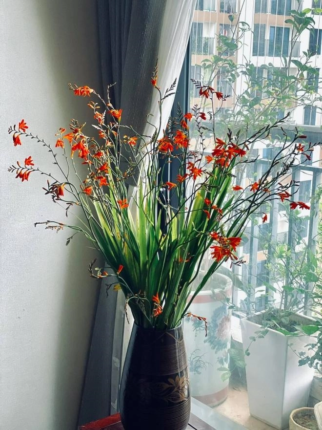 Bên trong nhà của mc diễm quỳnh quanh năm có bình hoa tươi cắm cực khéo tay