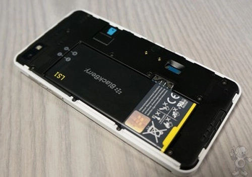 Blackberry z10 đọ dáng cùng iphone 5