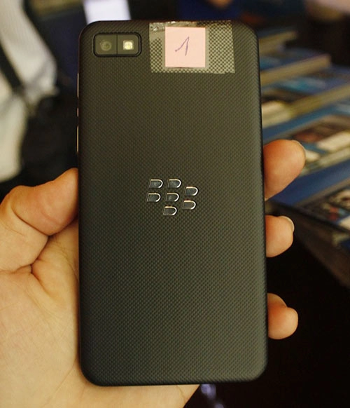 Blackberry z10 ra mắt giá cao