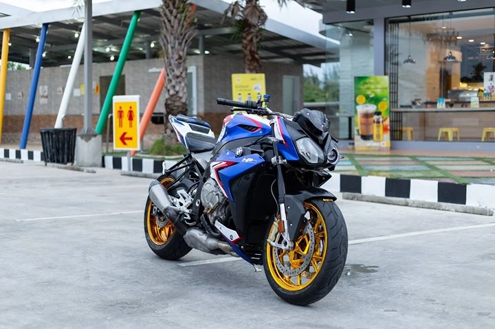 Bmw s1000r nổi bật với tone màu xanh đặc trưng bmw motorard