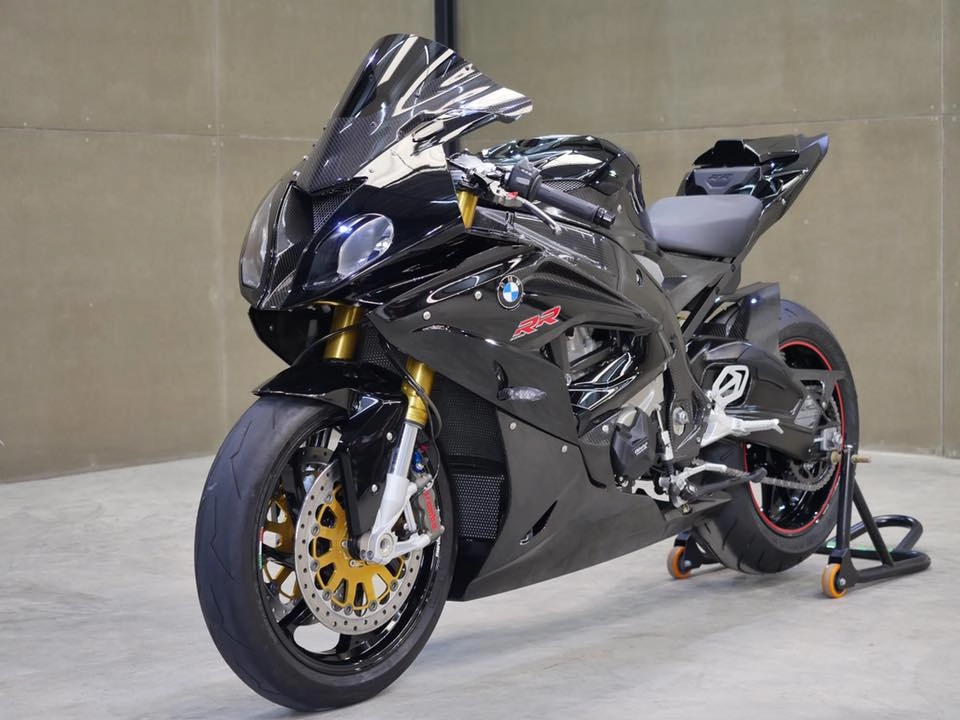 Bmw s1000rr cá mập gợi cảm qua dàn chân bất tương xứng