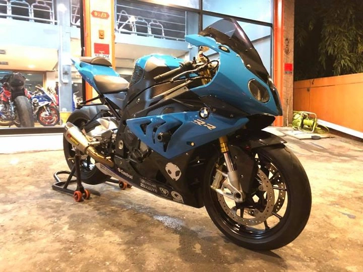 Bmw s1000rr cá mập lạnh lùng trong màn đêm u tối