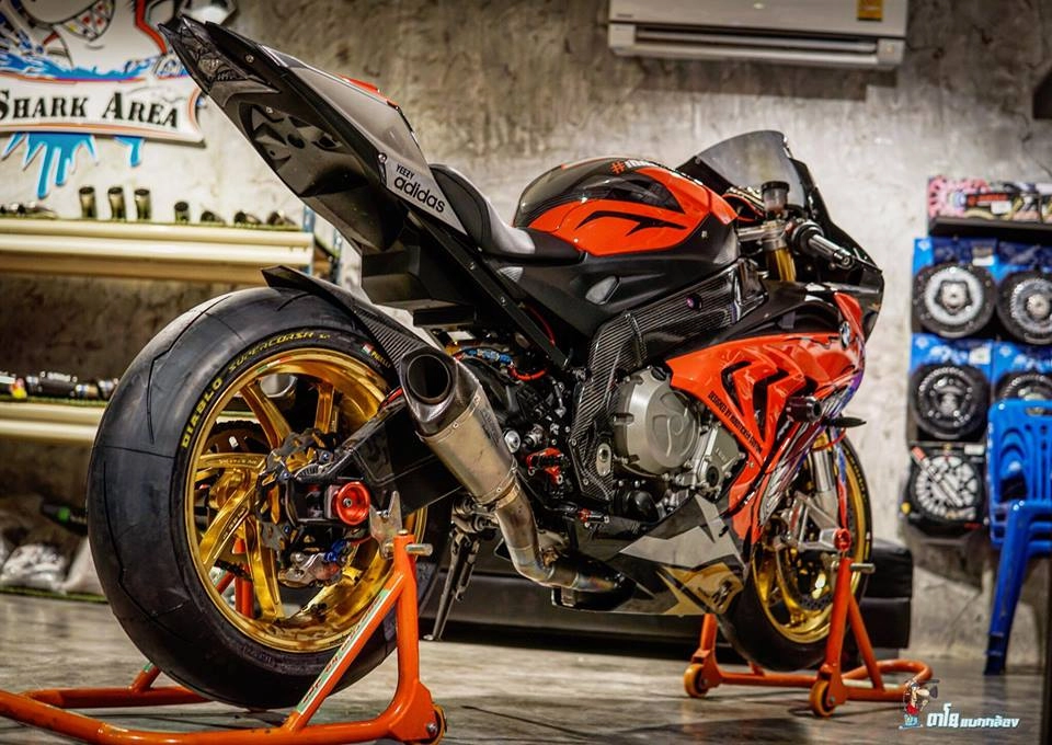 Bmw s1000rr đậm chất chơi với hình thể cá mập sharks