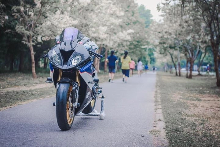 Bmw s1000rr đồ sộ với trang bị tới nách từ biker thái