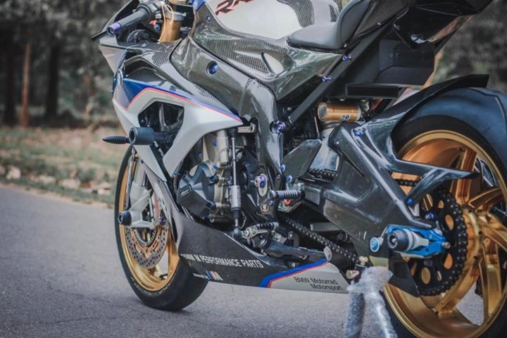 Bmw s1000rr đồ sộ với trang bị tới nách từ biker thái