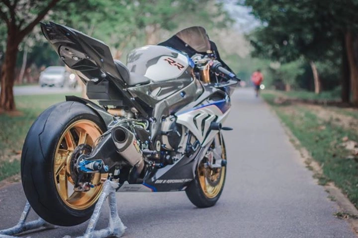 Bmw s1000rr đồ sộ với trang bị tới nách từ biker thái