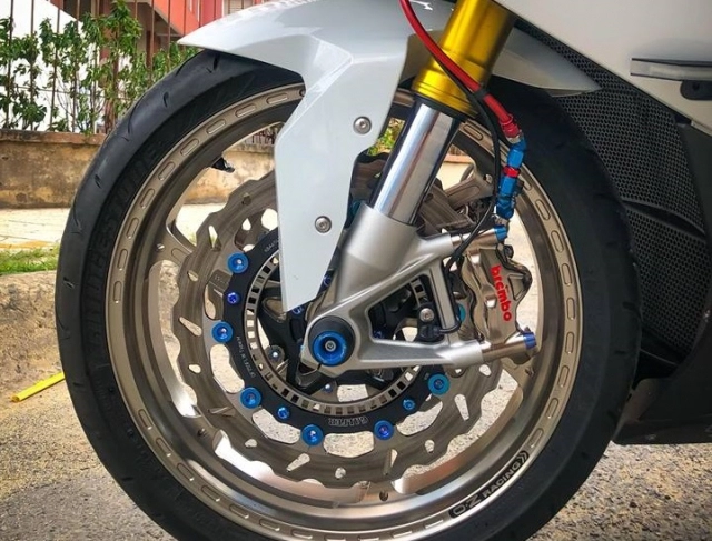 Bmw s1000rr siêu phẩm mắt lé đường phố việt nam