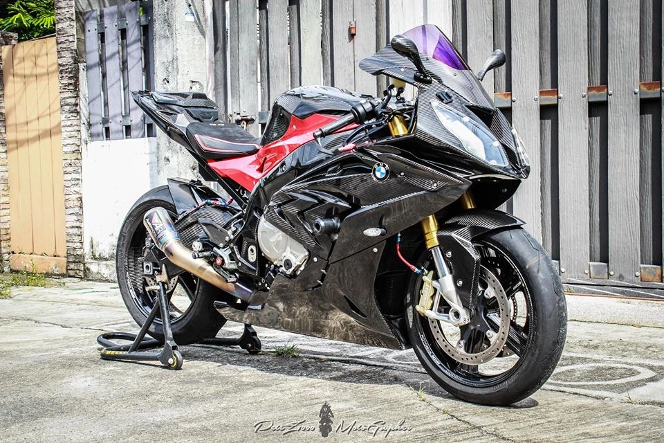 Bmw s1000rr tạo dáng cực gấu với nakedbike z1000