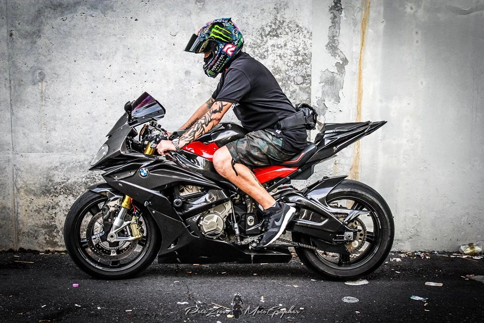 Bmw s1000rr tạo dáng cực gấu với nakedbike z1000