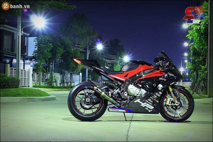 Bmw s1000rr tỏa sáng ảo diệu dưới hình phong đỏ đen sporty