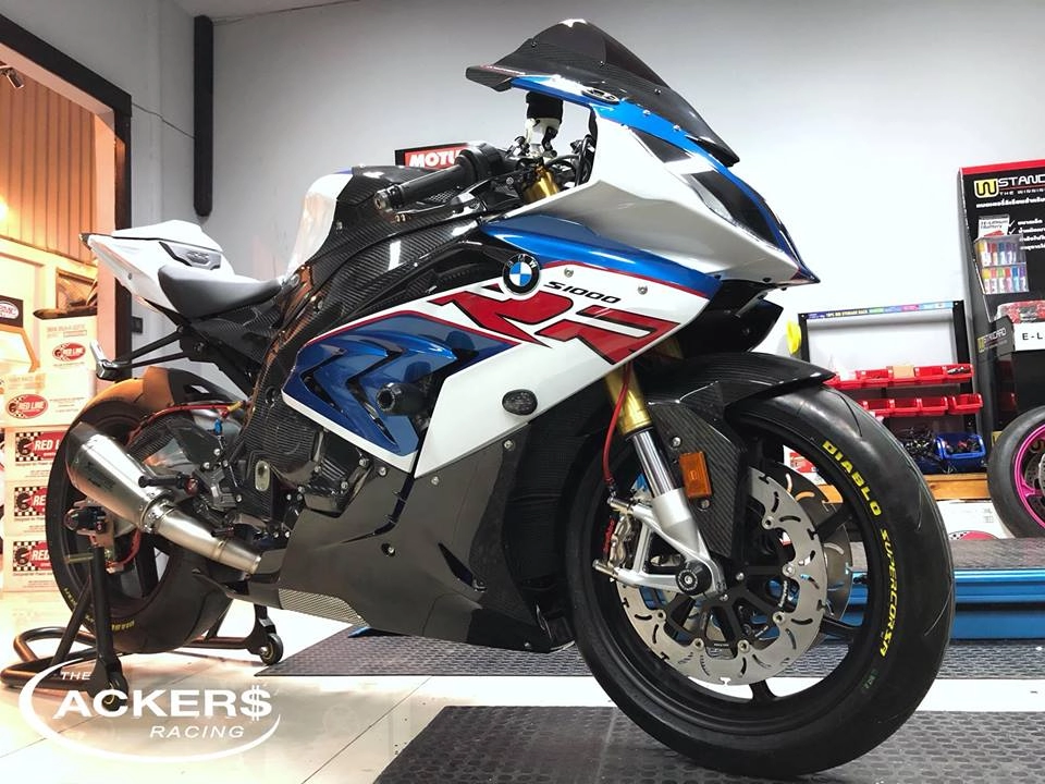 Bmw s1000rr vẻ đẹp kiêu sa của cá mập trên cạn