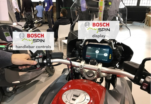 Bosch giới thiệu công nghệ màn hình chia đôi đầu tiên dành cho xe mô tô
