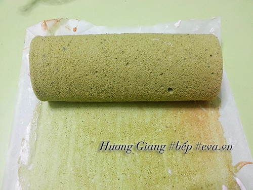 Cách làm bánh bông lan trà xanh cuộn kem tươi ngon