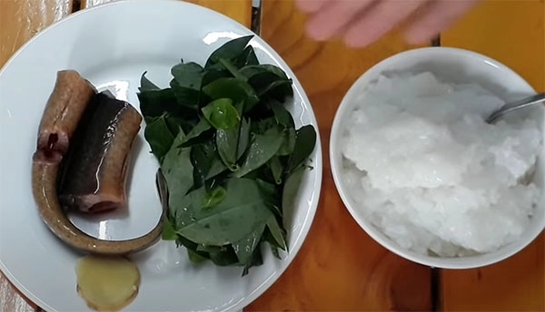 Cách nấu cháo lươn rau ngót cho bé ăn mãi không ngán