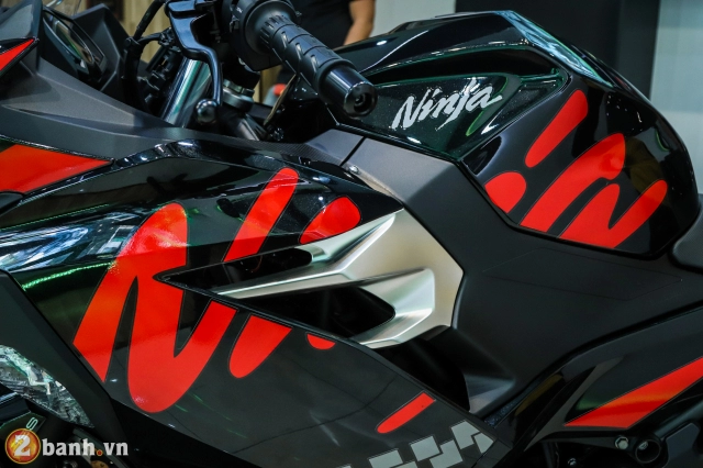 Cận cảnh ninja 400 abs 2019 tặng kèm tem độ giá không đổi