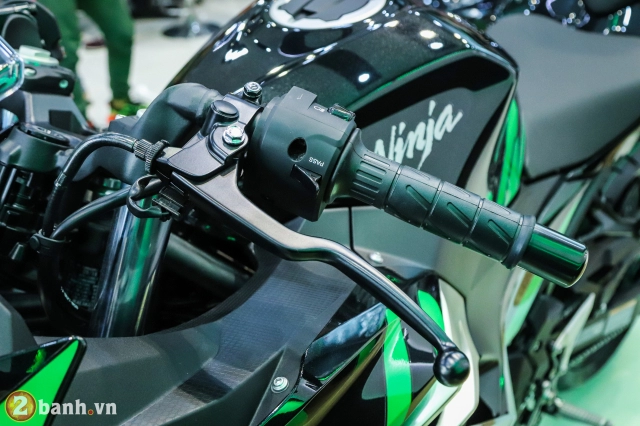 Cận cảnh ninja 400 abs 2019 tặng kèm tem độ giá không đổi