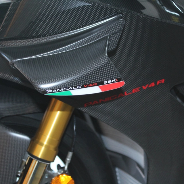 Cận cảnh quái vật ducati panigale v4 r trang bị full áo carbon đẹp xuất sắc