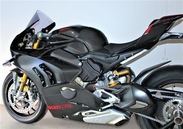 Cận cảnh quái vật ducati panigale v4 r trang bị full áo carbon đẹp xuất sắc