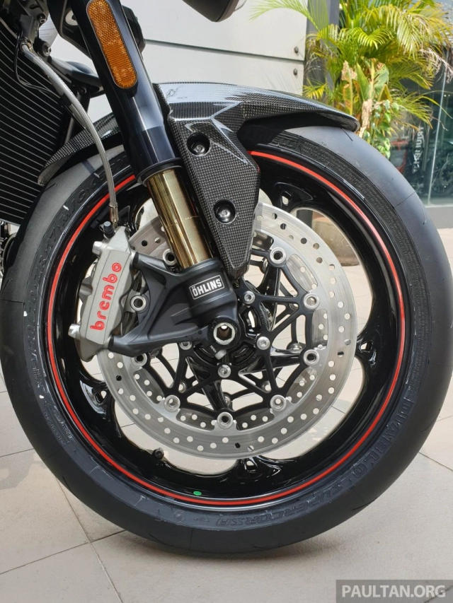 Cận cảnh triumph speed triple 1050 rs 2019 được trang bị tối tân với mức giá vô cùng hấp dẫn