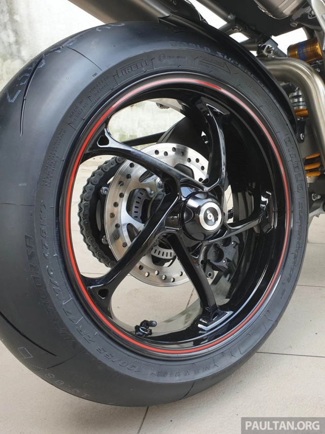 Cận cảnh triumph speed triple 1050 rs 2019 được trang bị tối tân với mức giá vô cùng hấp dẫn