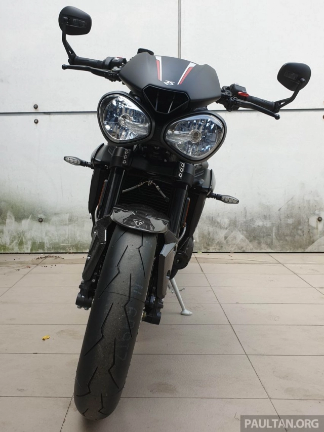 Cận cảnh triumph speed triple 1050 rs 2019 được trang bị tối tân với mức giá vô cùng hấp dẫn