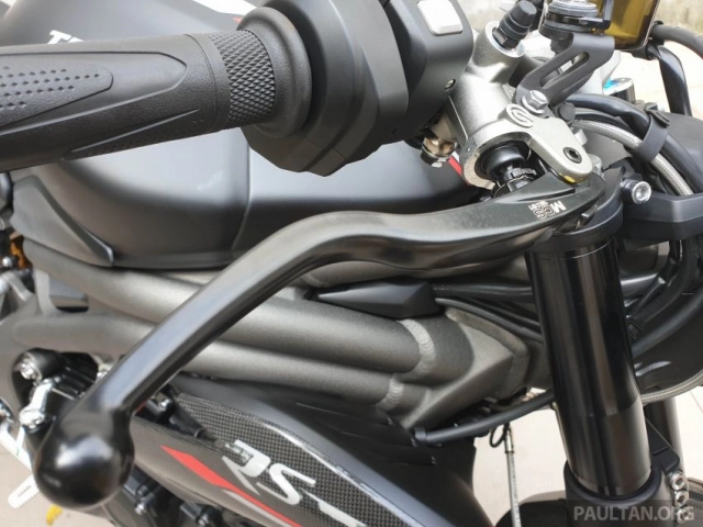 Cận cảnh triumph speed triple 1050 rs 2019 được trang bị tối tân với mức giá vô cùng hấp dẫn