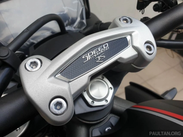 Cận cảnh triumph speed triple 1050 rs 2019 được trang bị tối tân với mức giá vô cùng hấp dẫn