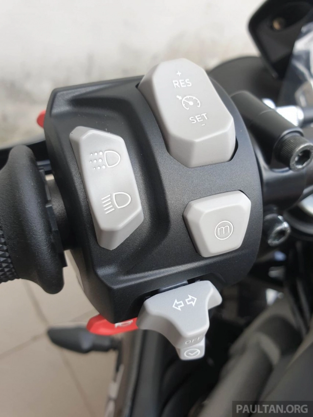 Cận cảnh triumph speed triple 1050 rs 2019 được trang bị tối tân với mức giá vô cùng hấp dẫn