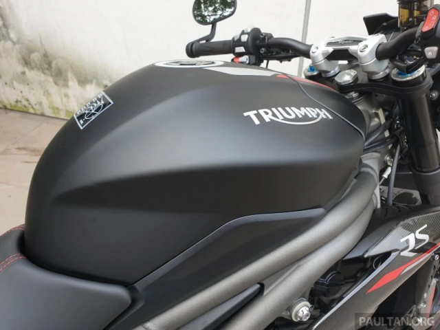 Cận cảnh triumph speed triple 1050 rs 2019 được trang bị tối tân với mức giá vô cùng hấp dẫn