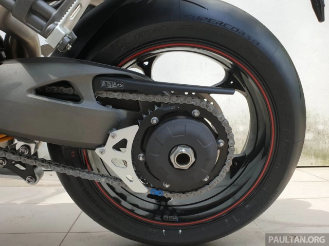 Cận cảnh triumph speed triple 1050 rs 2019 được trang bị tối tân với mức giá vô cùng hấp dẫn